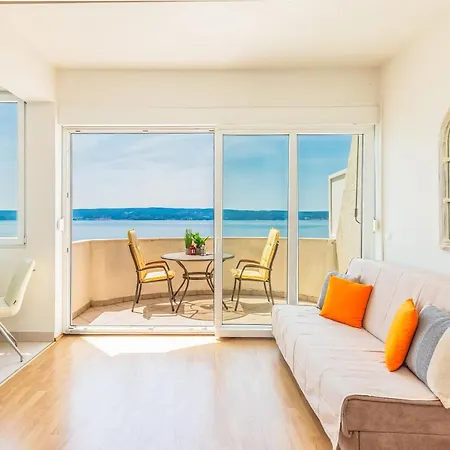 Apartment Three Rocks Jesenice (Split-Dalmatia)