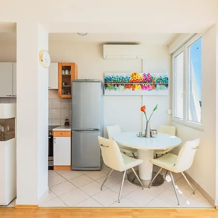 Apartment Three Rocks Jesenice (Split-Dalmatia)