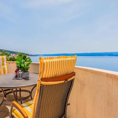 Apartment Three Rocks Jesenice (Split-Dalmatia)