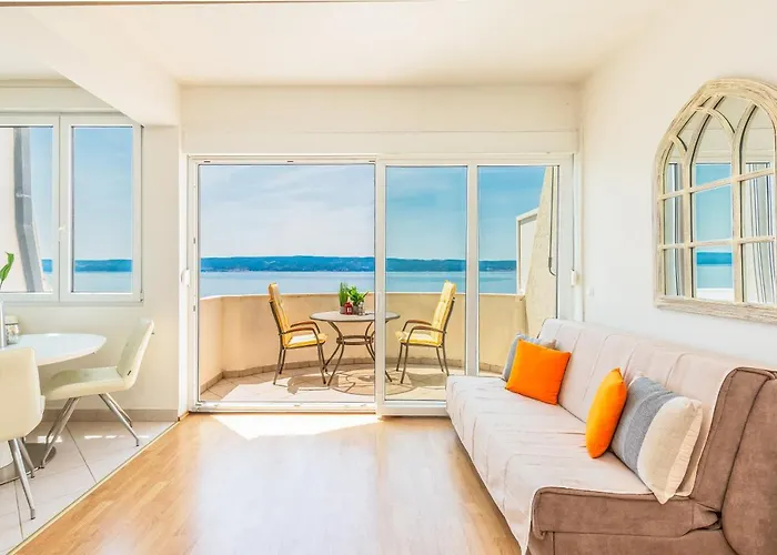 Apartment Three Rocks Jesenice (Split-Dalmatia)