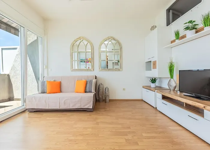 Apartment Three Rocks Jesenice (Split-Dalmatia)