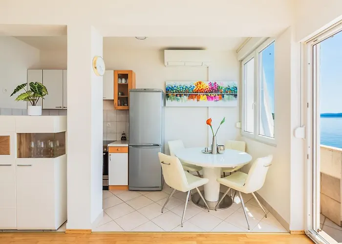 Apartment Three Rocks Jesenice (Split-Dalmatia)