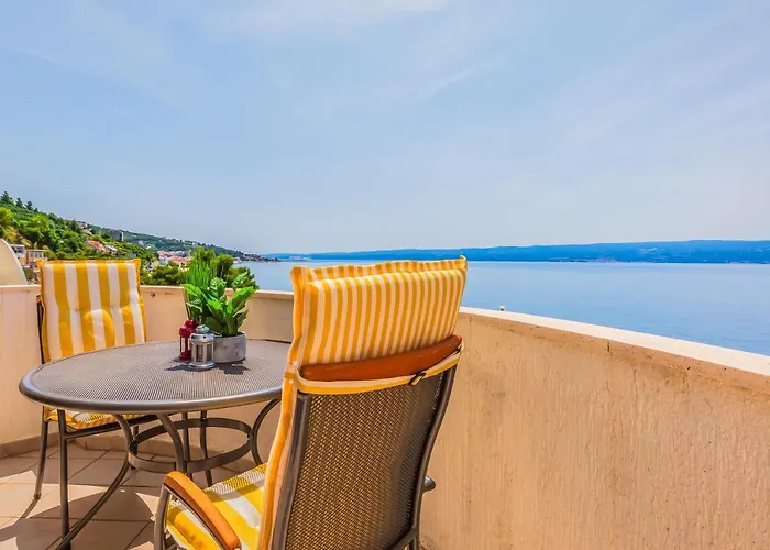 Apartment Three Rocks Jesenice (Split-Dalmatia)